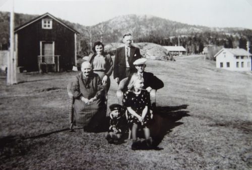 Rodbergvika 1942. Bak Gisken og Alf Lien, i midten Oline og Nils Lien, foran bjørnar og Reidun Lien.