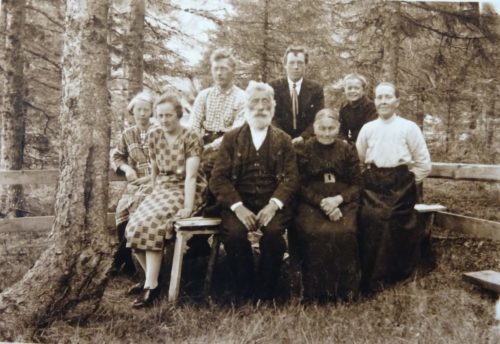 Borghild Lien. Svanhild Schick.Ole Lien. Anton Strand.Arne Saksen. Strand. Beret Duna. Ukjent. ca. 1930